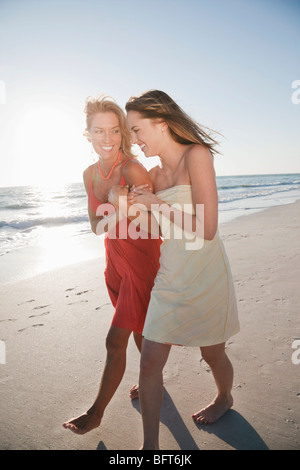 Frauen gehen am Strand, Florida, USA Stockfoto