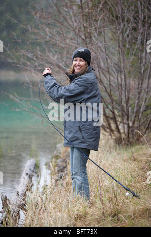 Frau Angeln, Tal der fünf Seen, Jasper Nationalpark, Alberta, Kanada Stockfoto