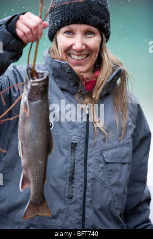 Frau mit Fisch, Tal der fünf Seen, Jasper Nationalpark, Alberta, Kanada Stockfoto