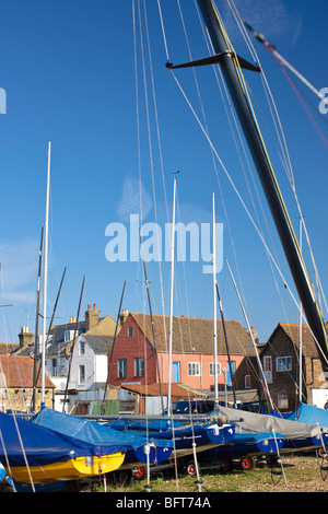 Segelboote am Strand, Whitstable, Kent, England, UK Stockfoto