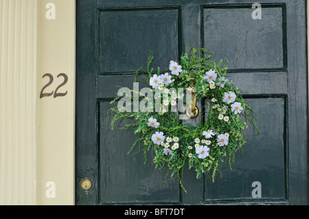 Kranz an Tür Stockfoto