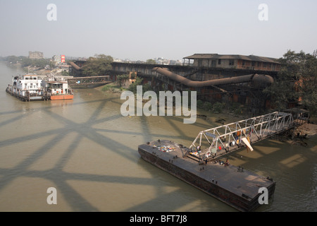 Hooghly Fluß von der Howrah Bridge, Kolkata, Westbengalen, Indien Stockfoto