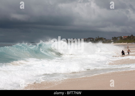 Menschen spielen in großen Wellen, Paradise Island, Bahamas Stockfoto