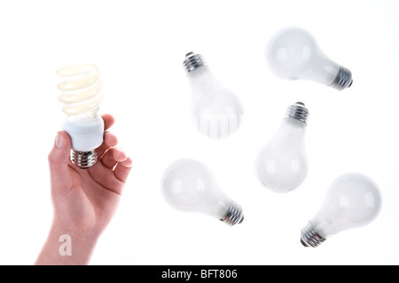 Person Holding Compact Fluorescent Lightbulb in der Nähe von Glühlampen Glühbirnen Stockfoto