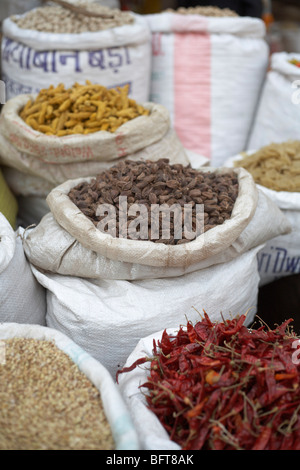 Gewürze am Markt, Varanasi, Uttar Pradesh, Indien Stockfoto