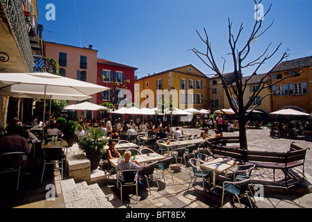 Open-Air-Restaurant und Café im Dorf Valbonne in der Nähe von Cannes Stockfoto