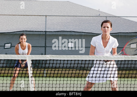 Zwei Frauen beim Tennis spielen Stockfoto
