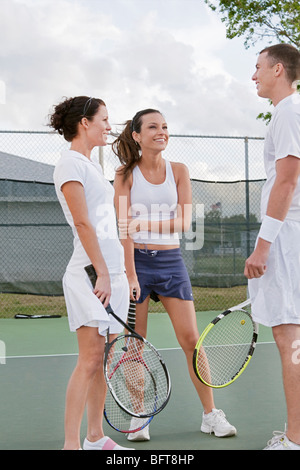 Gruppe von Menschen spielen Tennis Stockfoto