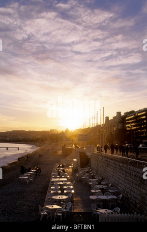 Sonnenuntergang am Strand in der Nähe der Promenade des Anglais Stockfoto