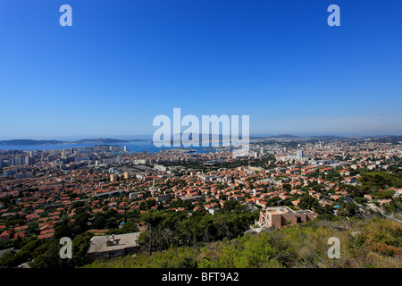 Draufsicht auf die Stadt und militärische Hafen von Toulon Stockfoto