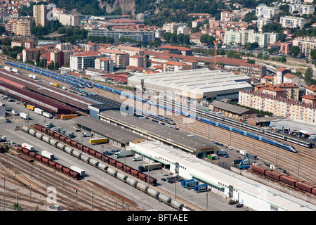 Bahnhof Nizza zeigt einen langen TGV-Zug in der Station, Nizza, Provence, Frankreich Stockfoto