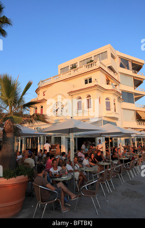 Überfüllten Café im Freien im Sommer in Juan-Les-Pins in der Nähe von Cannes Stockfoto