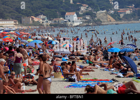 Die überfüllten Strand von Saint-Cyr-Sur-Mer in der Sommerzeit Stockfoto