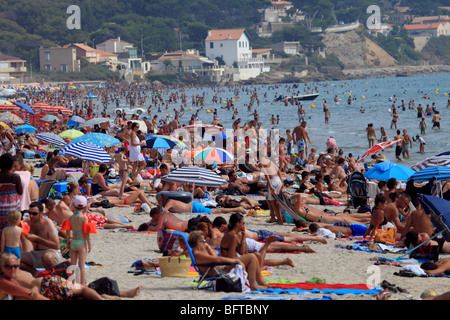 Die überfüllten Strand von Saint-Cyr-Sur-Mer in der Sommerzeit Stockfoto