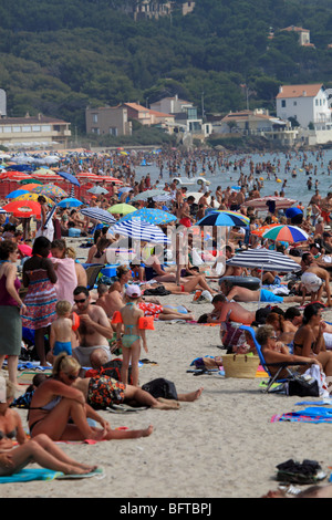 Die überfüllten Strand von Saint-Cyr-Sur-Mer in der Sommerzeit Stockfoto