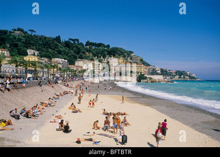 Menschen entspannen am Strand von Les Ponchettes in Nizza Stockfoto