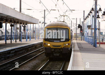 Eine elektrische Passagierzug von Kings Cross zieht Ely Station in Cambridgeshire, Großbritannien Stockfoto