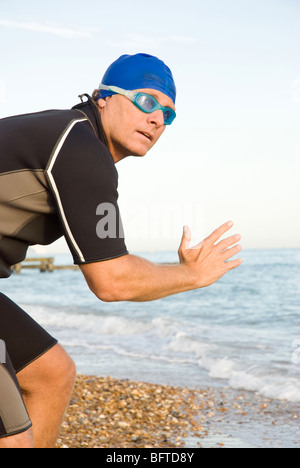 Eine männliche Triathlet oder Schwimmer wartet auf den Start seiner Rasse Stockfoto