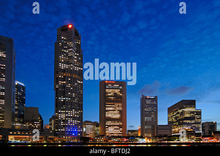 Beleuchtete Büros, Hochhäuser, Tower Blocks oder Büroblöcke am Boat Quay, Finanzviertel am Singapore River at Night, Singapur Stockfoto