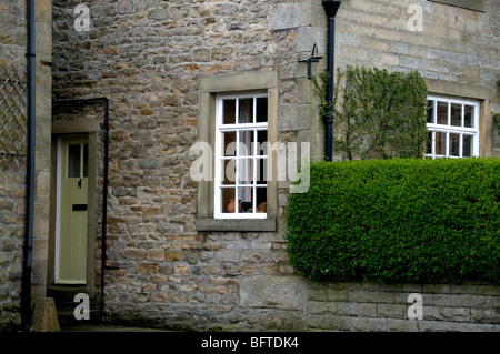 Naturstein-Häuser in Burnsall Village, North Yorkshire Dales National Park, England, UK Stockfoto