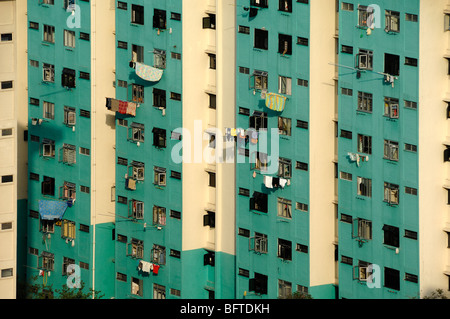 Waschen oder Waschen hängt an günstigen Wohnhäusern, Tower Blocks, Hochhäusern, Wohnungen, Wohnungen oder Appartements, Singapur Stockfoto