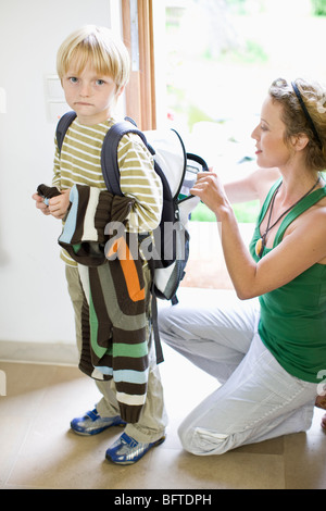 Mutter, ihren Sohn für die Schule fertig zu bekommen Stockfoto