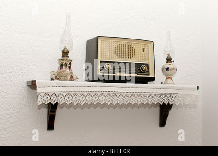 Antiken Radio an der Wand mit zwei alten traditionellen Lampen Stockfoto