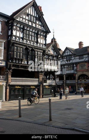 Geschäfte in der historischen Stadt Chester Stockfoto