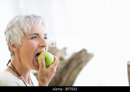 Frau einen Apfel essen Stockfoto