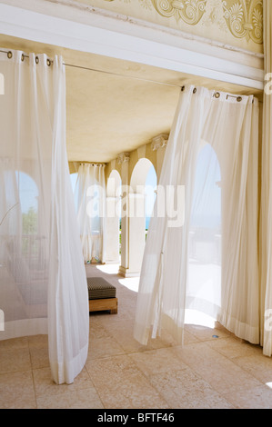 Veranda mit Bögen in spanische Villa mit Architektur von Charlie Esquivias und Interior Design von Fernando Carrizosa-Kolbe Stockfoto