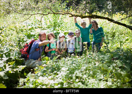 Lehrer und Schüler am Holz Stockfoto