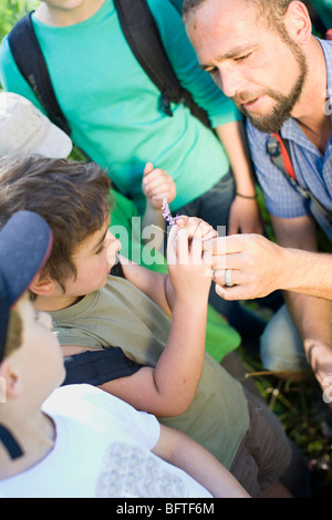Lehrer und Schüler am Holz Stockfoto