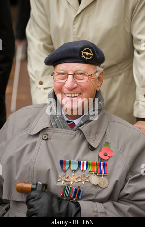 Ein behinderter Kriegsveteran in einem Rollstuhl tragen seine Kampagne Krieg Medaillen lächelnd am Remembrance Day Parade im Zentrum von London, UK Stockfoto