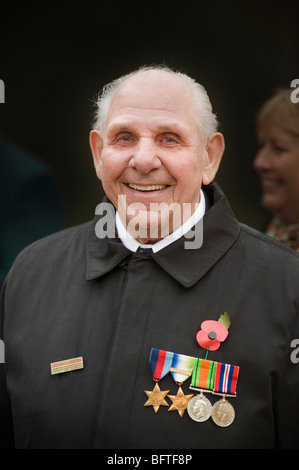 Ein alter Soldat trägt seine Kampagne Medaillen lächelnd am Remembrance Day Parade im Zentrum von London, UK Stockfoto