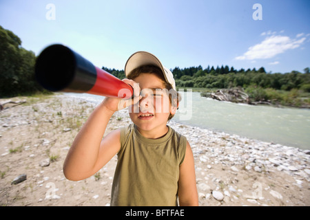 junge Blick durch ein Teleskop Stockfoto