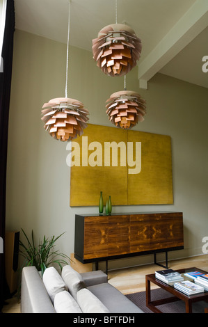 Wohnzimmer mit Sofa und Louis Poulsen Artichoke Lichter Stockfoto