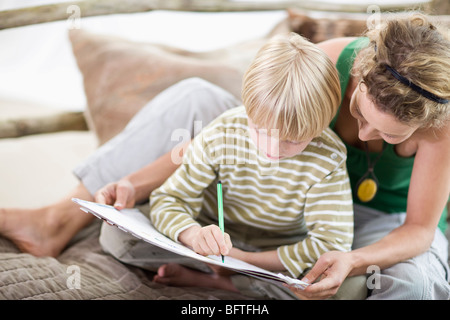 Mutter und Sohn Malerei Stockfoto