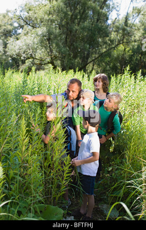 Lehrer und Schüler am Holz Stockfoto
