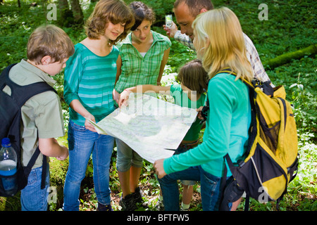 Lehrer und Schüler am Holz Stockfoto
