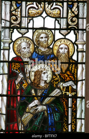 Detail der ein Buntglasfenster, die Darstellung der Heiligen Petrus, Paulus, Johannes und Jakobus Stockfoto