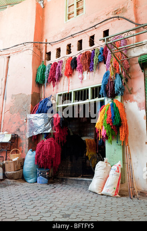 Souk des Teinturiers (The Dyer's Souk) mit gefärbter Wolle, die an einem Ladeneingang in Marrakesch, Marokko, hängt Stockfoto