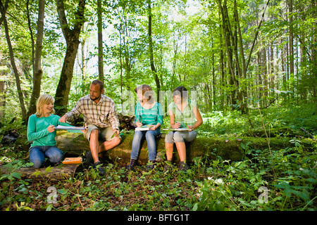 Lehrer und Schüler am Holz Stockfoto