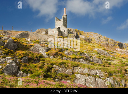 Mountain Mine, ein verlassenes kornisches Maschinenhaus aus dem 19. Jahrhundert, das früher für den Kupferbergbau in Allihies, Beara Peninsula, County Cork, Irland, genutzt wurde Stockfoto