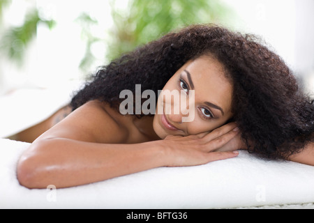 Frau liegt auf einem Massagebett Stockfoto