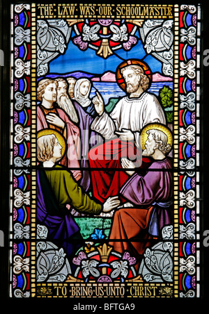 Detail von einem Buntglasfenster Darstellung Jesus predigen, Wilton Parish Church, Wilton, Wiltshire Stockfoto