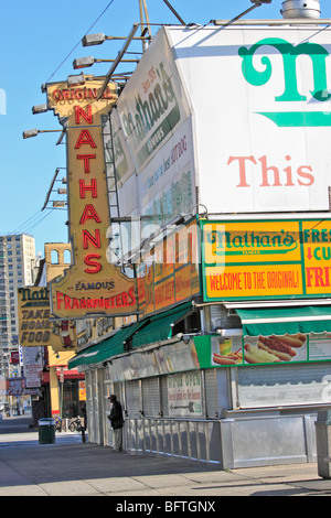 Die ursprünglichen Nathan berühmten Hot Dog Stand, Coney Island, Brooklyn, NY Stockfoto