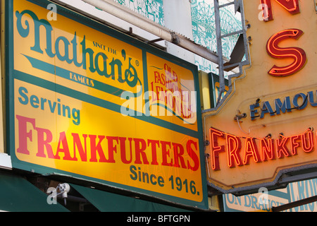 Das Zeichen vor dem ursprünglichen Nathan berühmten Hot Dog Stand und Restaurant, Coney Island, Brooklyn, NY Stockfoto