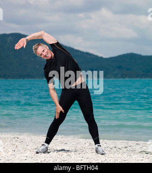 Reifer Mann dehnen Stockfoto