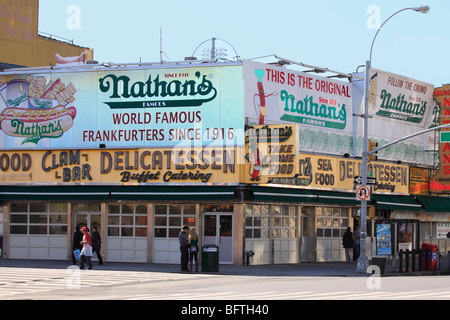 Die ursprünglichen Nathan Hot Dog Stand, Coney Island, Brooklyn, NY Stockfoto