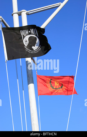 Fahnenmast mit Prisoner Of War (POW) und Missing in Action (MIA) Memorial Flag, Long Island, NY Stockfoto